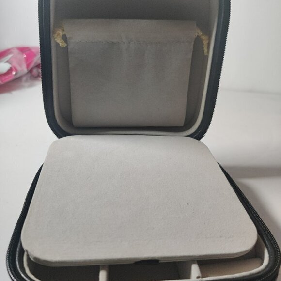 Jewelry Travel case, mirrored compartment for cash & jewelry by Mele and Co Dana - Picture 3 of 6